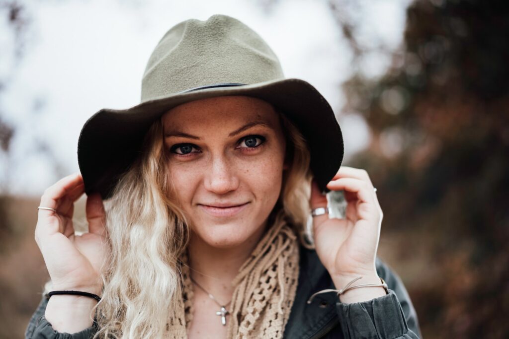 can you wear a hat to an interview