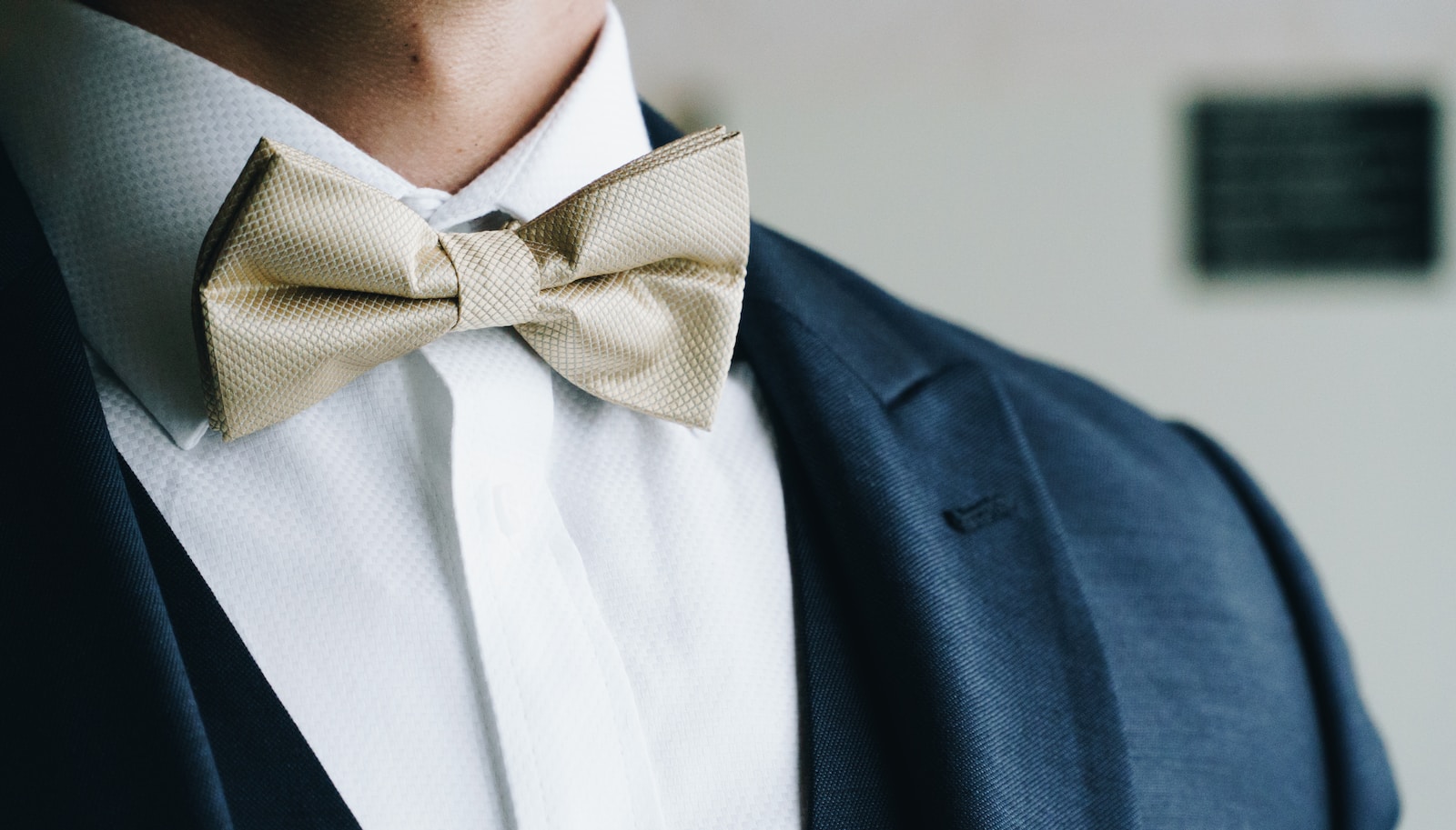 how to put a bow tie on, man wearing grey bow tie